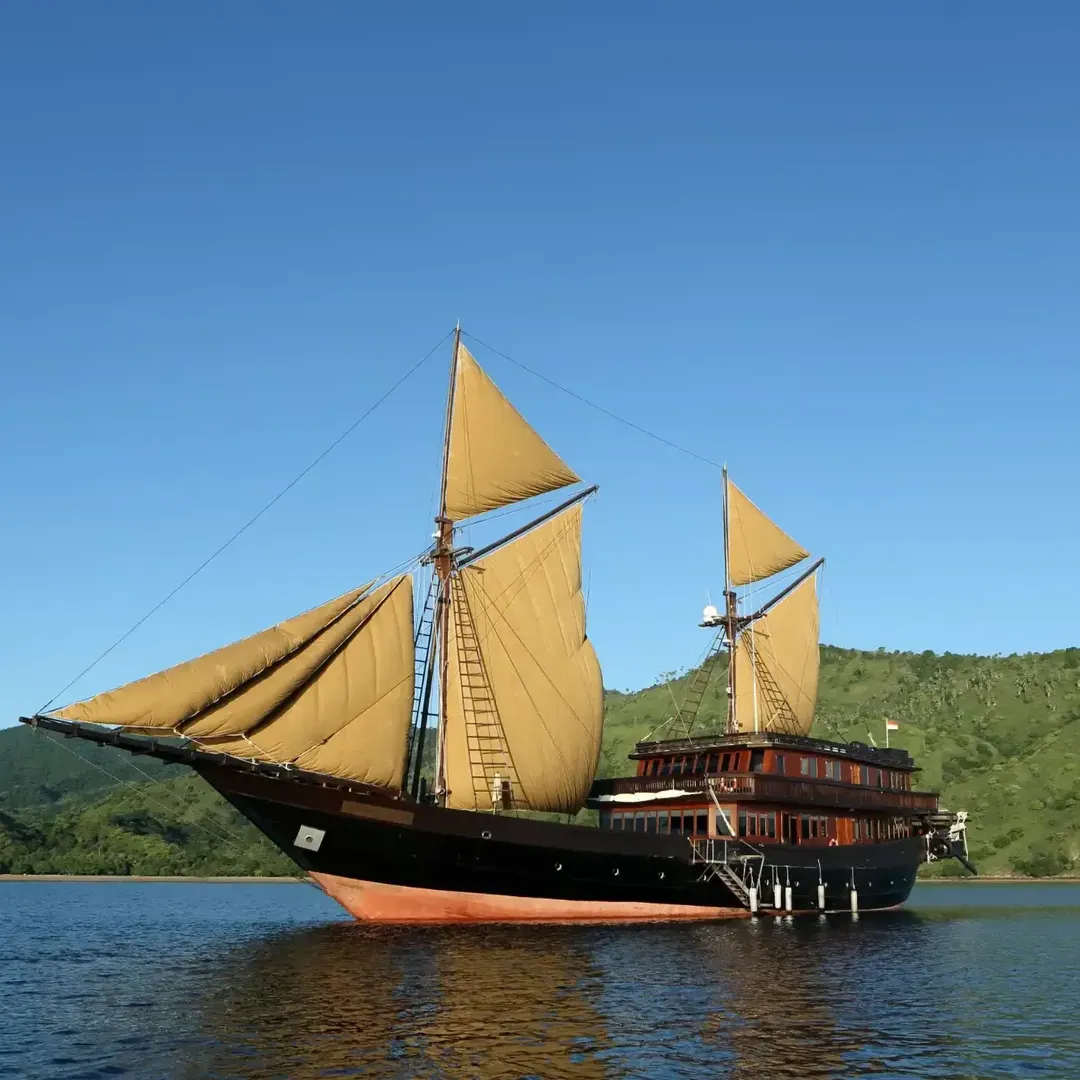 Alila Purnama liveaboard sailing Raja Ampat