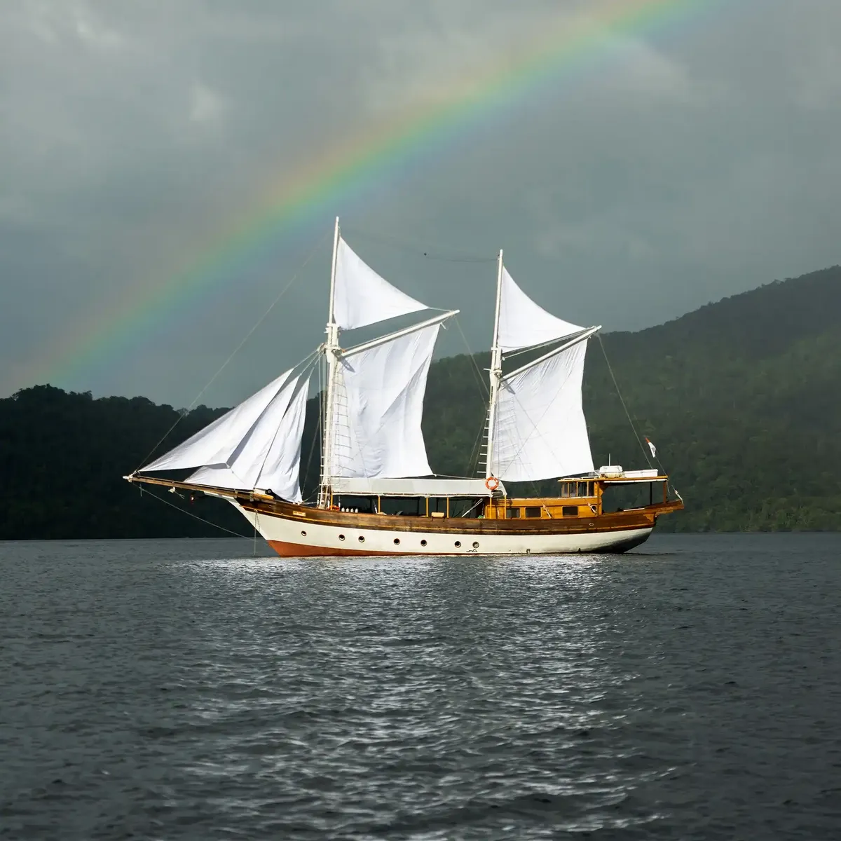 Anne Bonny liveaboard sailing Raja Ampat