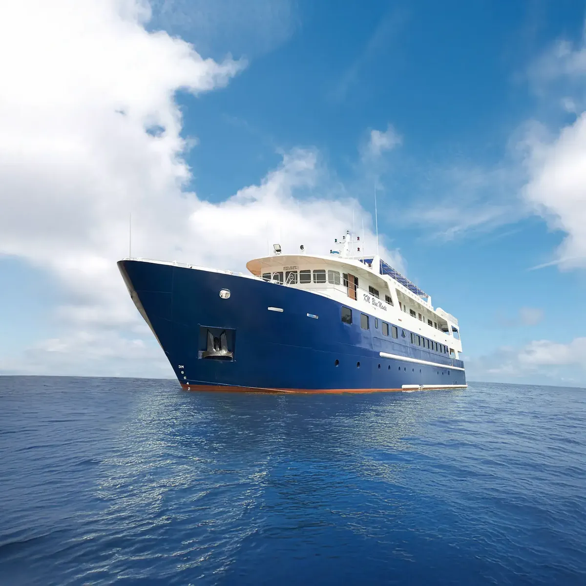 Blue Manta liveaboard sailing Raja Ampat