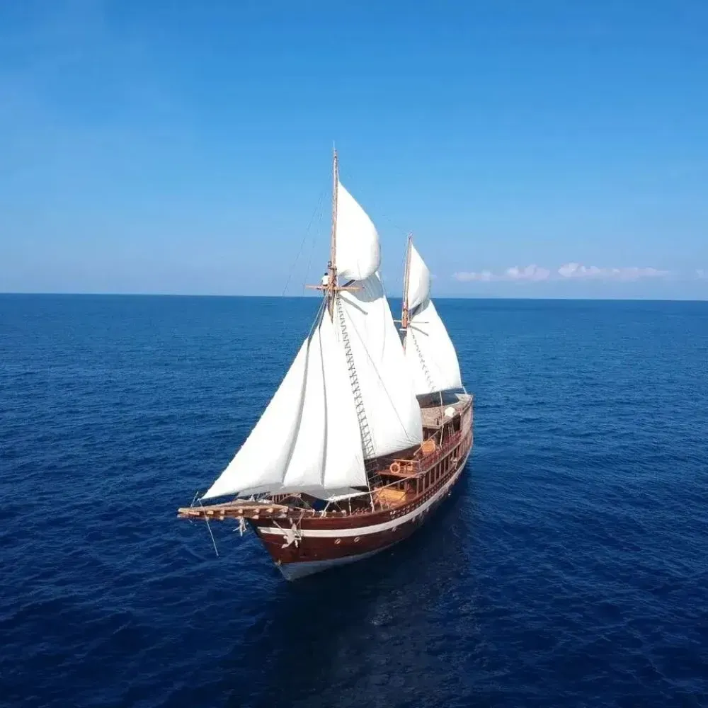 Coralia liveaboard sailing Raja Ampat