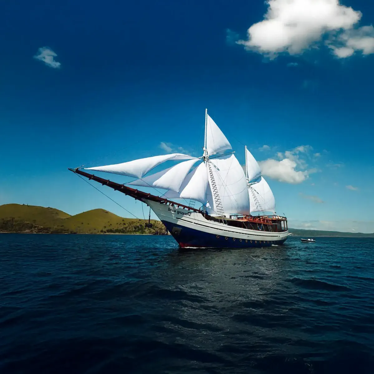 Dancing Wind liveaboard sailing Raja Ampat