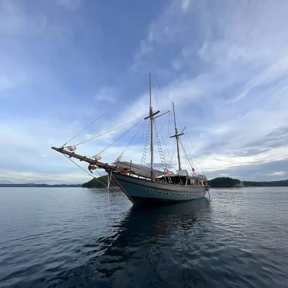 Dewata liveaboard sailing Raja Ampat