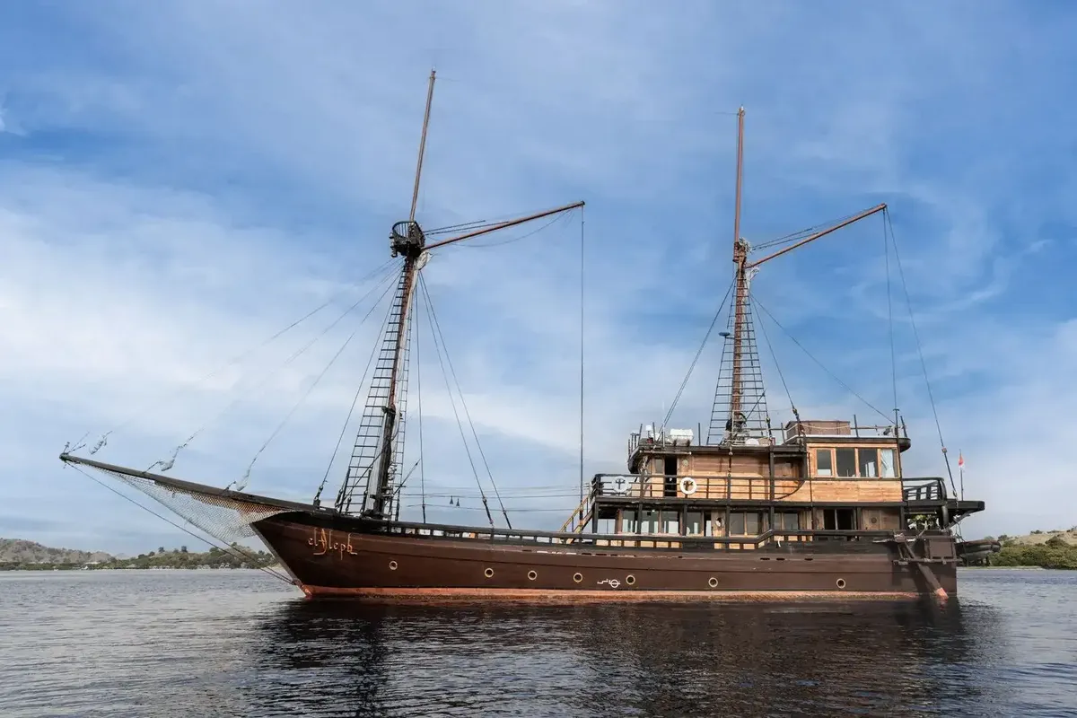 El Aleph liveaboard sailing Raja Ampat