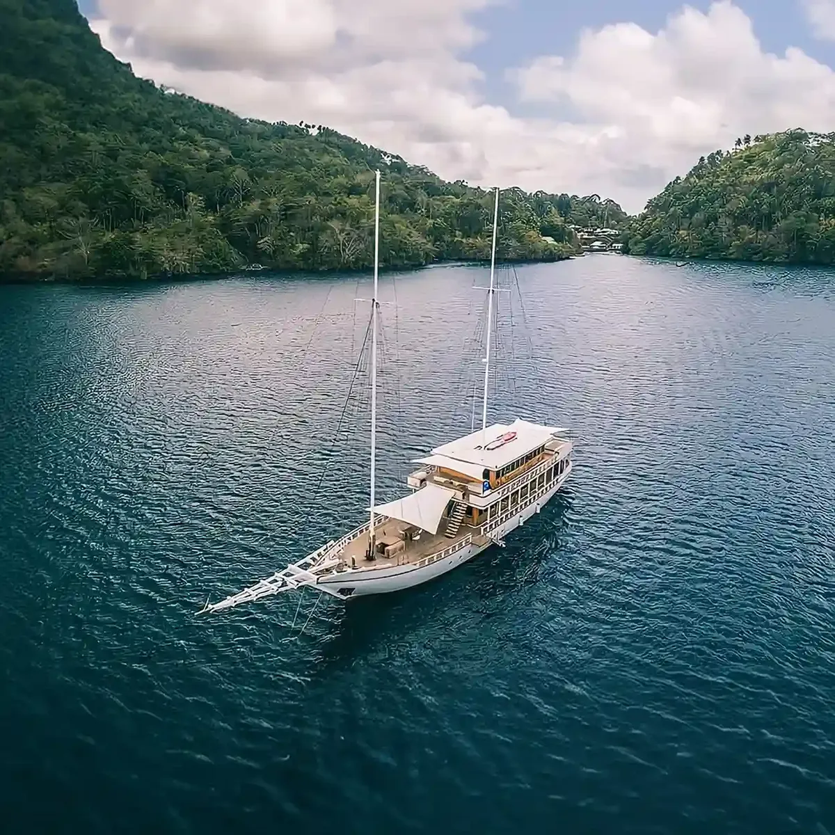 Fenides liveaboard sailing Raja Ampat