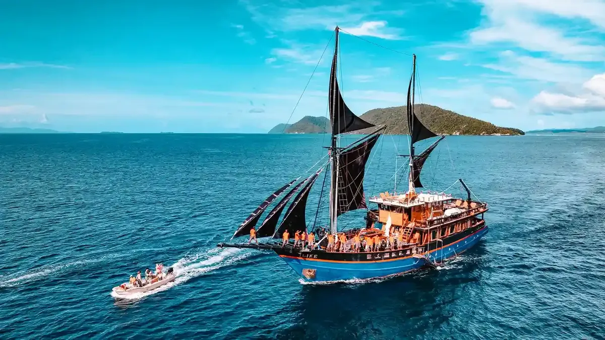 Ilike liveaboard sailing Raja Ampat