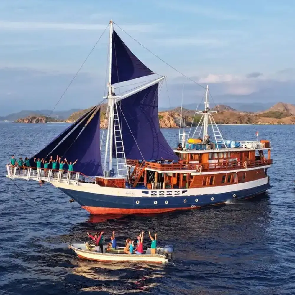Lady Denok liveaboard sailing Raja Ampat
