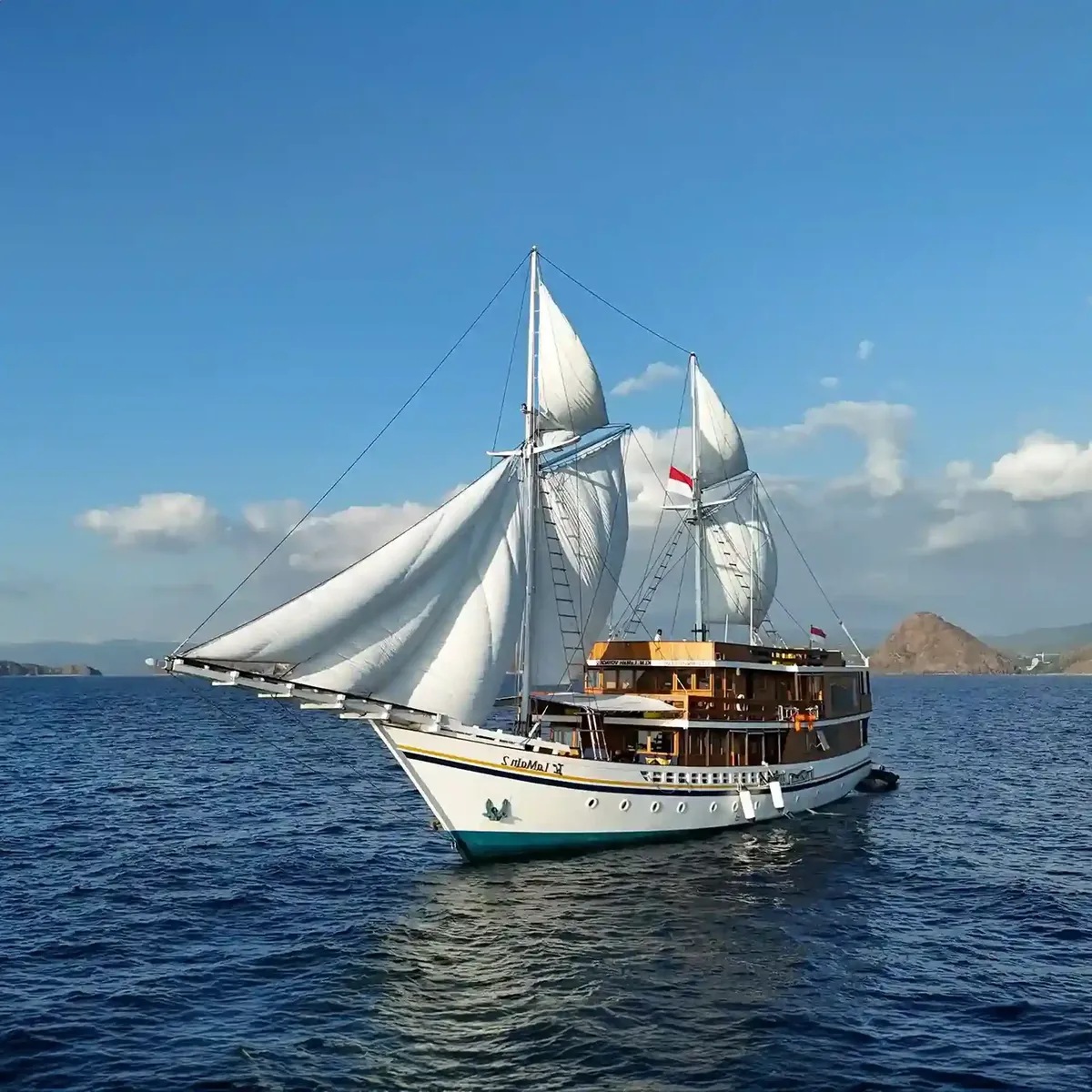 Lamain Voyage 2 liveaboard sailing Raja Ampat