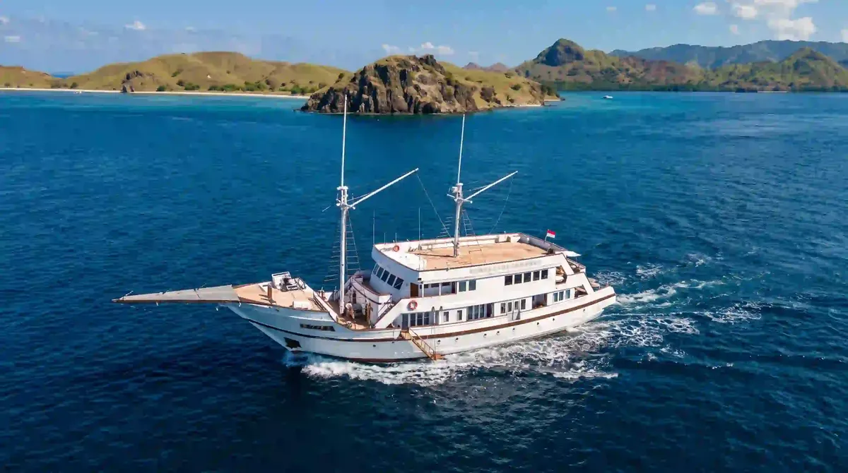 Lasha Liveaboard liveaboard sailing Raja Ampat