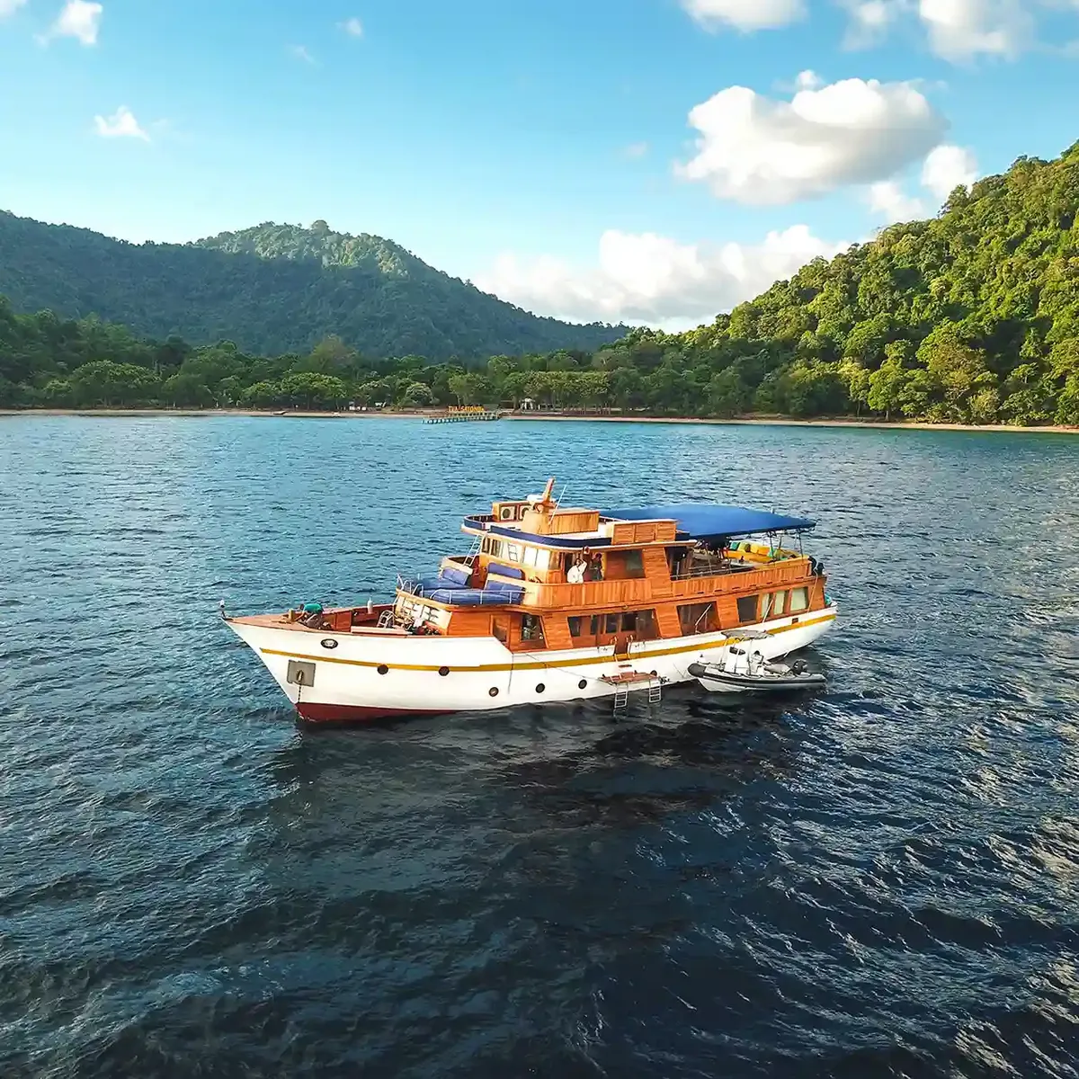 Magia II liveaboard sailing Raja Ampat