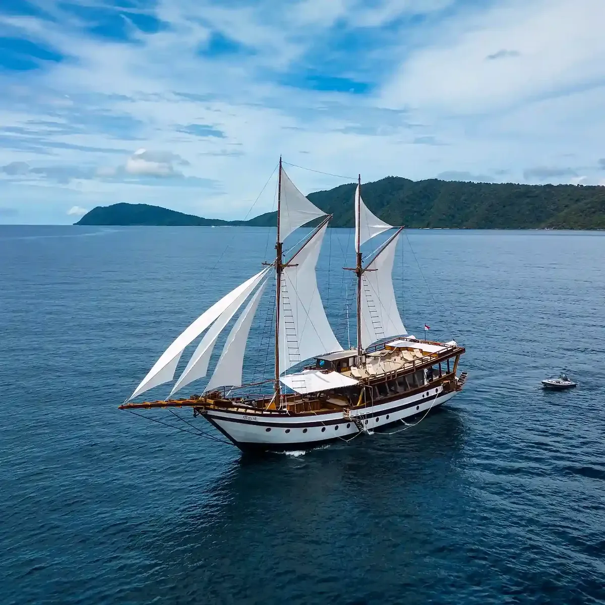 Majik Cruise liveaboard sailing Raja Ampat