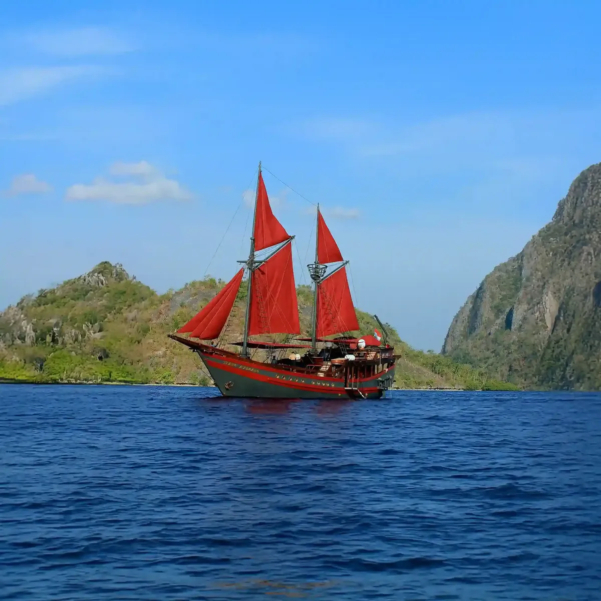 Manta Mae liveaboard sailing Raja Ampat
