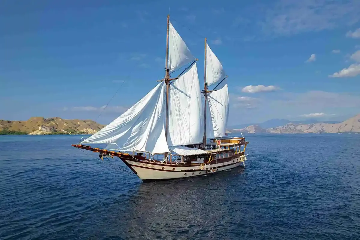 Nataraja liveaboard sailing Raja Ampat