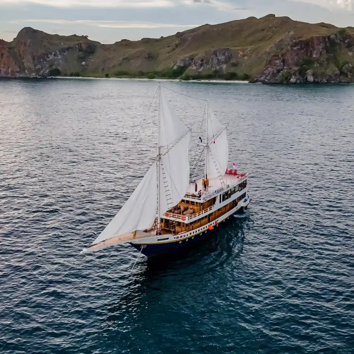 Nusa Kembara liveaboard sailing Raja Ampat