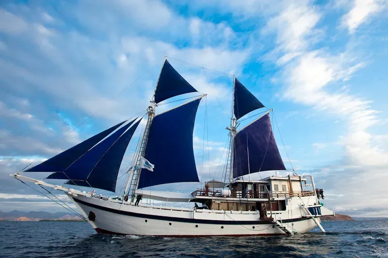 Ombak Biru liveaboard sailing Raja Ampat