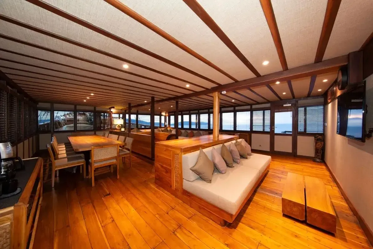 Liveaboard interior — Lounge Coralia Liveaboard