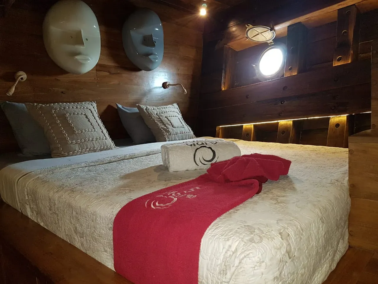 Liveaboard interior — double cabin tiare liveaboard