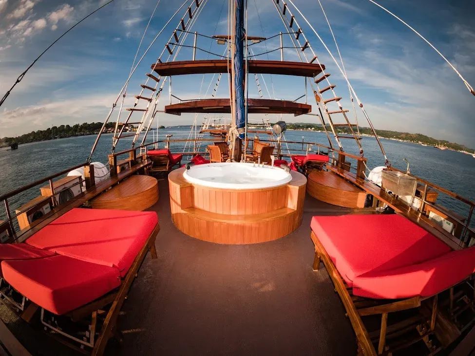 Liveaboard interior — Sea Safari 6 Jacuzzi