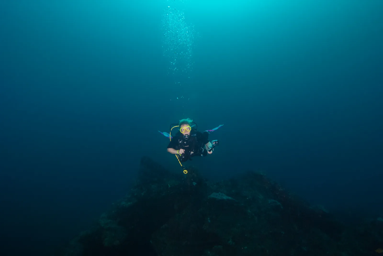 Scuba diver on a coral reef — Bearbeitet
