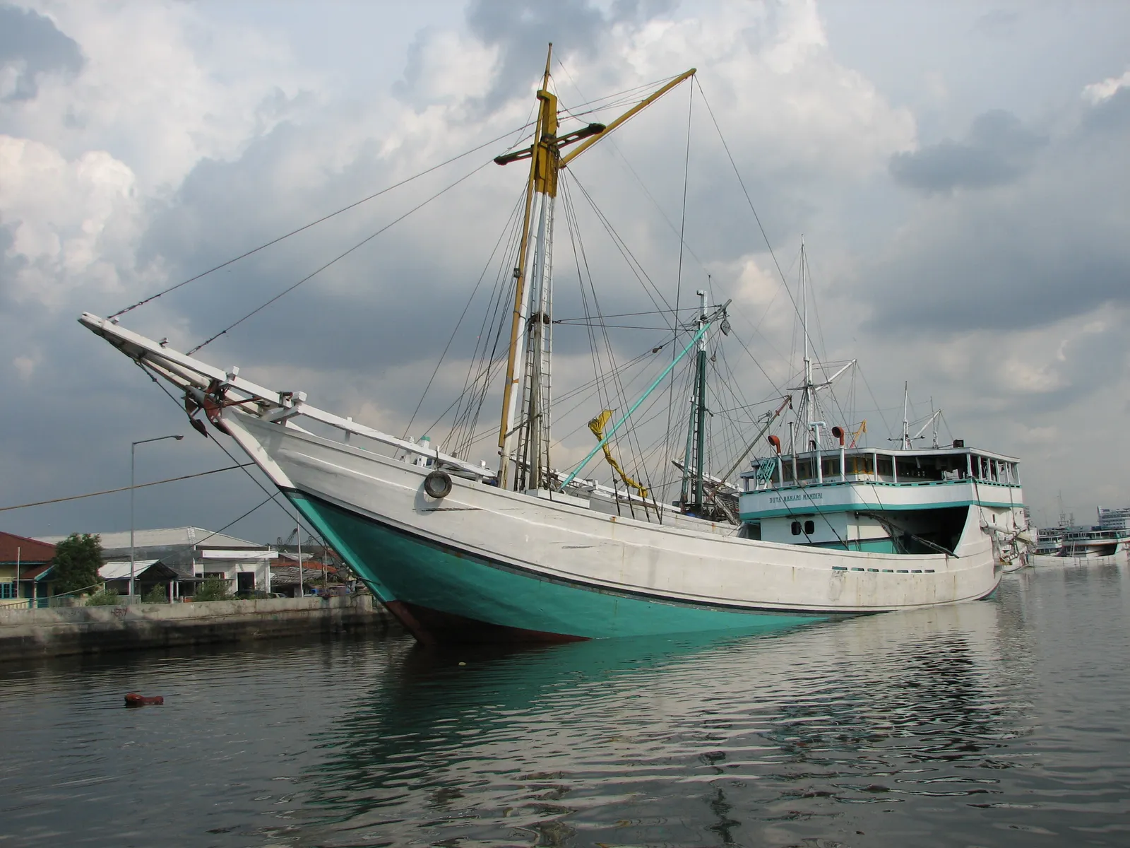Traditional boats and coastal village — Ship-IMG 3429