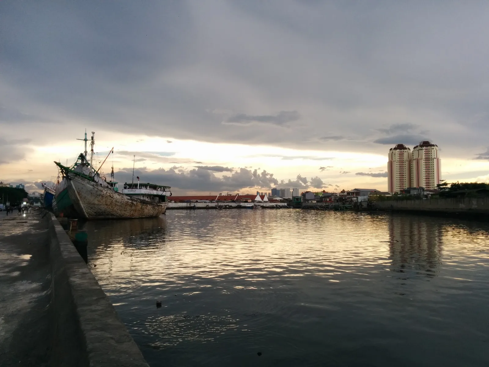 Traditional boats and coastal village — Sunda Kelapa