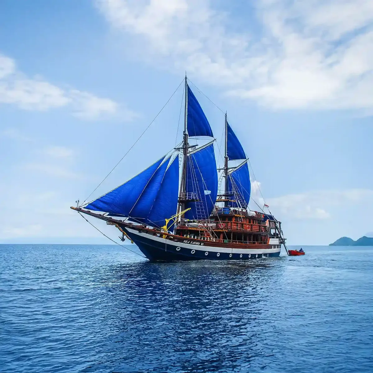 Sea Safari 6 liveaboard sailing Raja Ampat