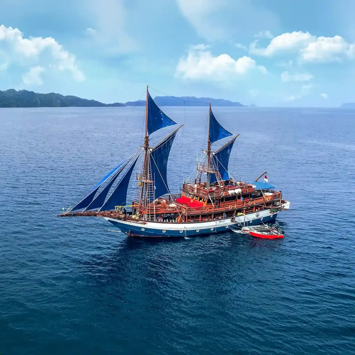 Sea Safari 8 liveaboard sailing Raja Ampat
