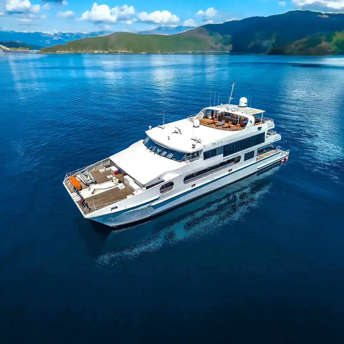 Solitude Adventurer liveaboard sailing Raja Ampat