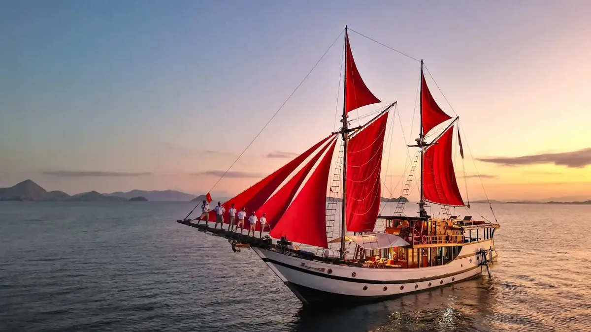 Supraba liveaboard sailing Raja Ampat