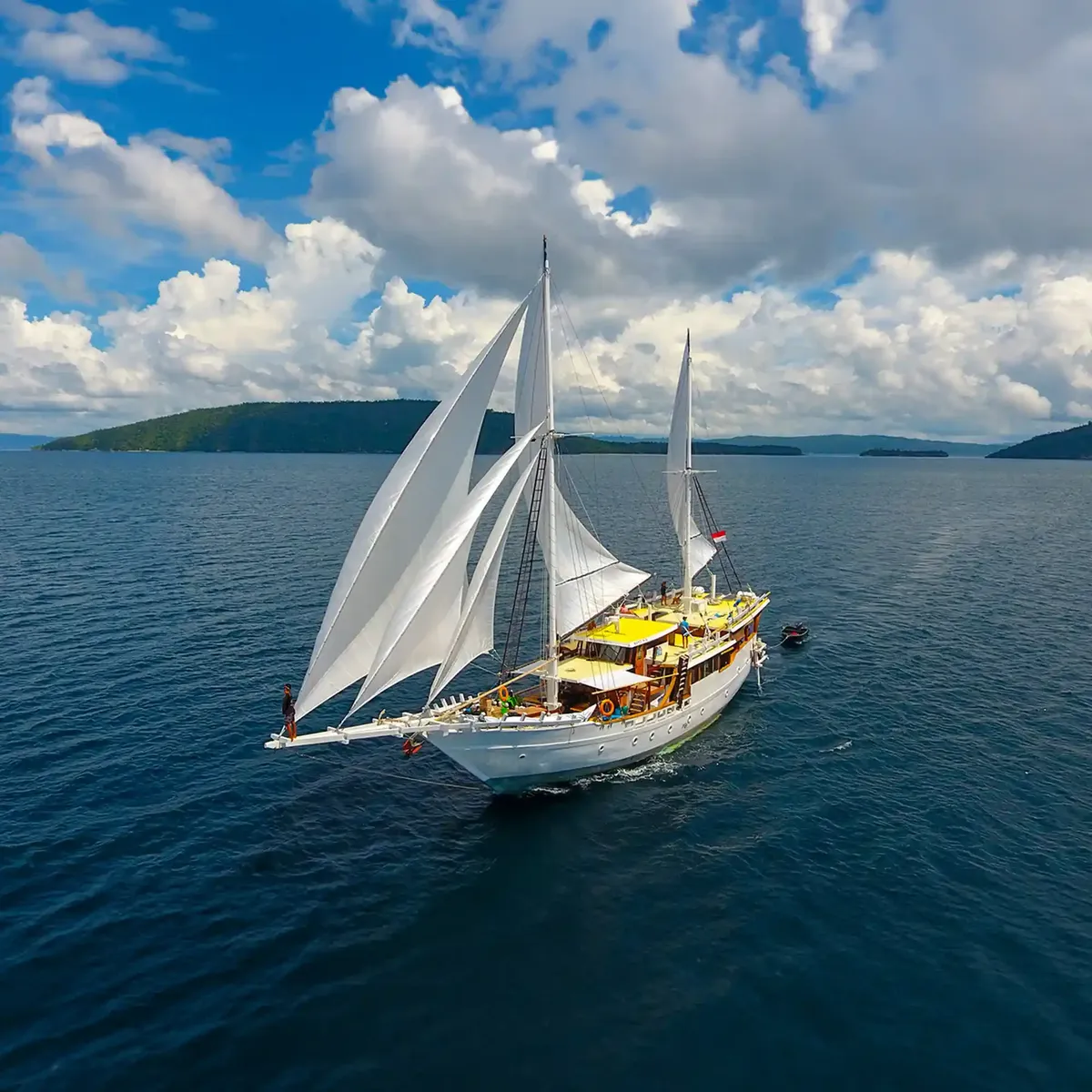 Teman liveaboard sailing Raja Ampat