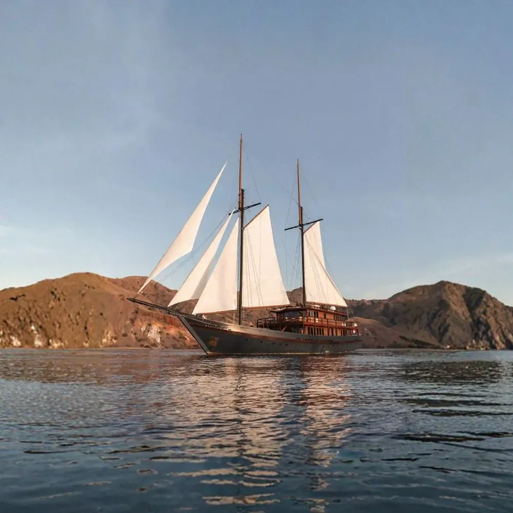 Vela liveaboard sailing Raja Ampat